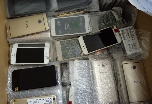 Quảng Ninh: Bắt giữ 300 chiếc điện thoại nhập lậu - Hình 1