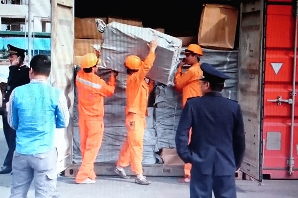 Hải Phòng: Phát hiện 2 container lá Khát “bỏ quên” tại cảng Tân Vũ - Hình 1
