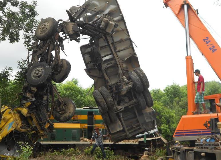 Vụ tàu hỏa đâm xe tải, 2 người tử vong tại Bình Định: Đình chỉ nhân viên trực