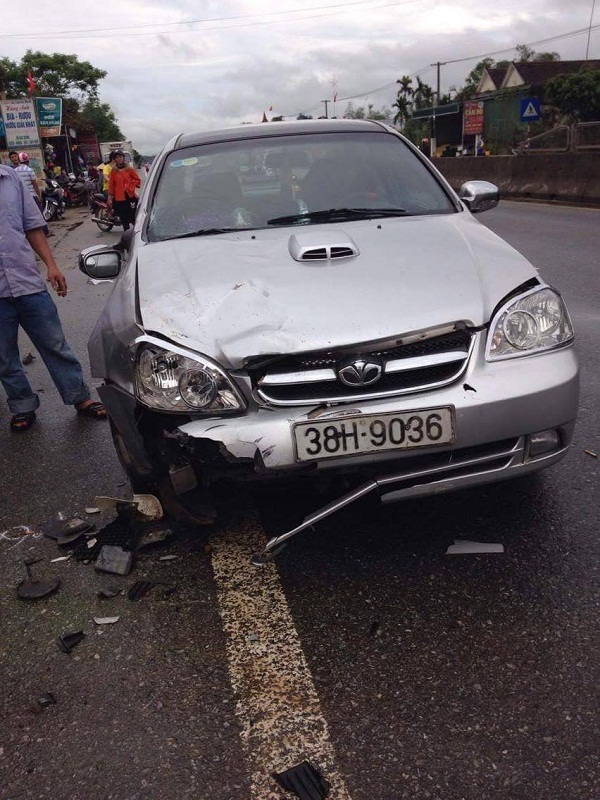 Hà Tĩnh: Xế hộp tông xe máy, ba người thương vong