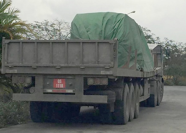 Hải Phòng: 2 xe BKS quân sự chở hàng quá tải chạy vào đường cấm! - Hình 1