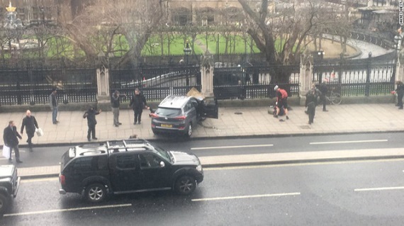 Nổ súng ngoài tòa nhà Quốc hội Anh: Ít nhất 4 người chết, 20 người bị thương - Hình 1