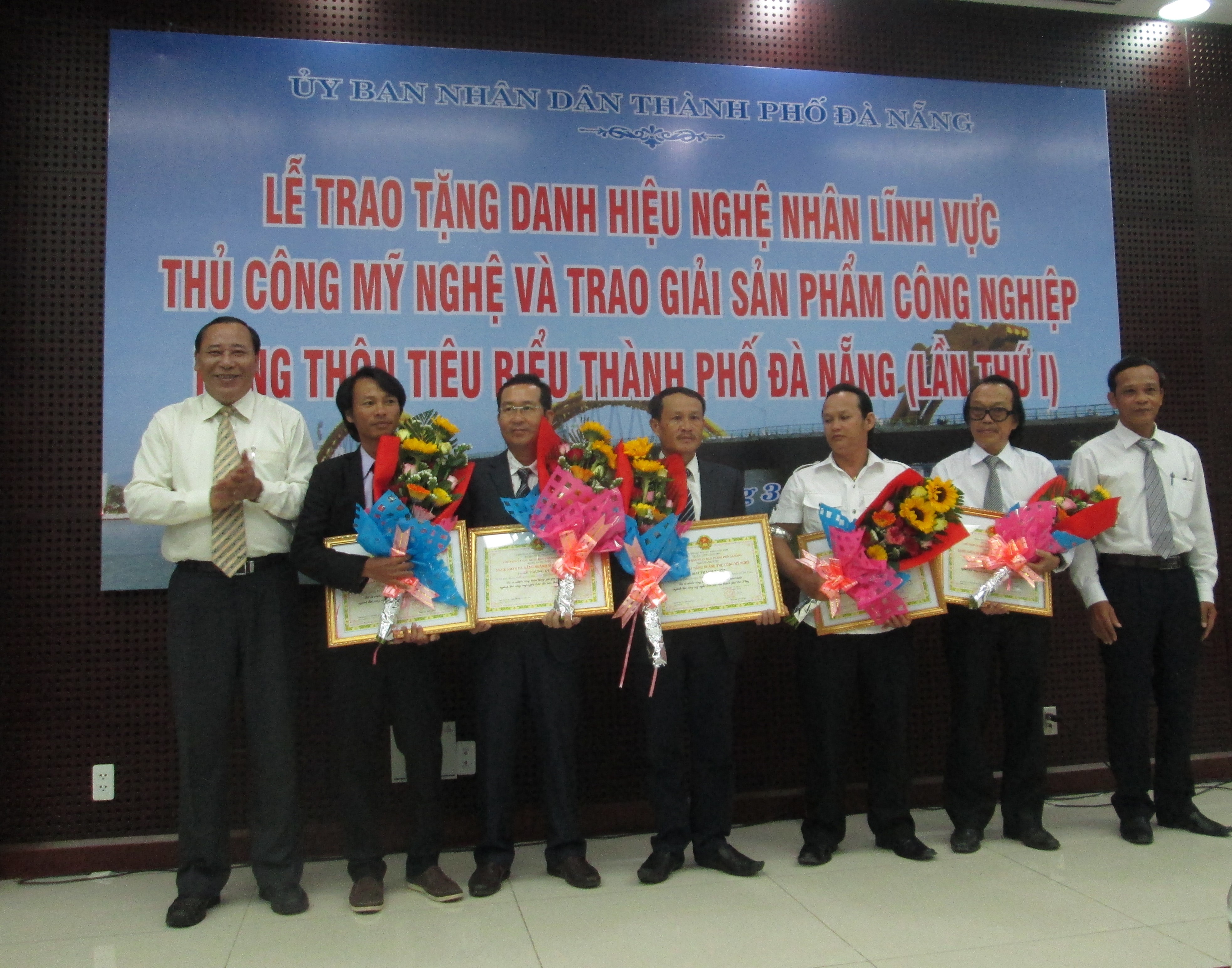 Đà Nẵng: Trao tặng danh hiệu nghệ nhân lĩnh vực Thủ công mỹ nghệ và trao giải sản phẩm công nghiệp - Hình 1