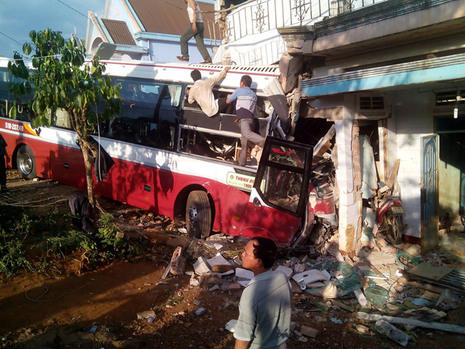 Xe khách đối đầu, hàng chục người thương vong