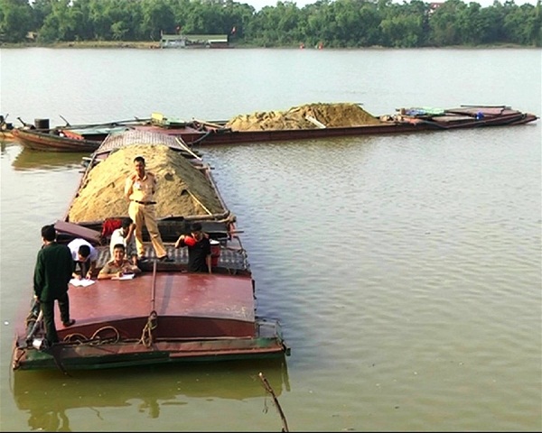 Hà Tĩnh: Tăng cường quản lý, xử lý khai thác cát trái phép trên sông