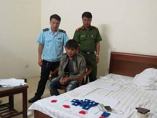 Hà Tĩnh: Đột kích khách sạn, bắt đối tượng tàng trữ 2.198 viên hồng phiến - Hình 1