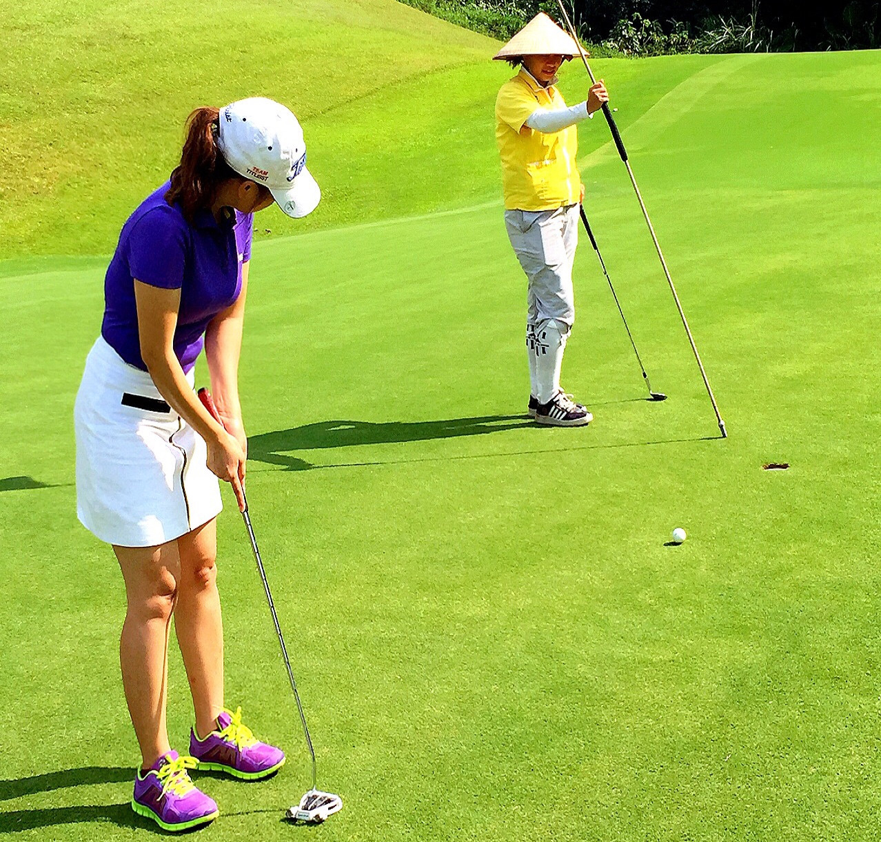 Phụ nữ chơi golf: Phải thật lộng lẫy khi lên sân - Hình 7