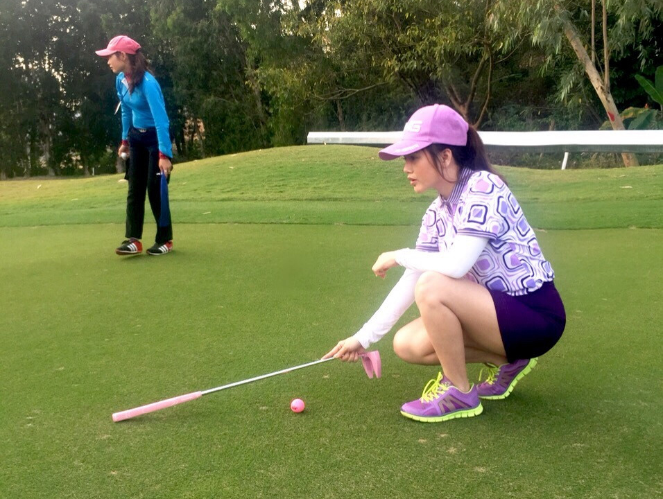 Phụ nữ chơi golf: Phải thật lộng lẫy khi lên sân - Hình 1