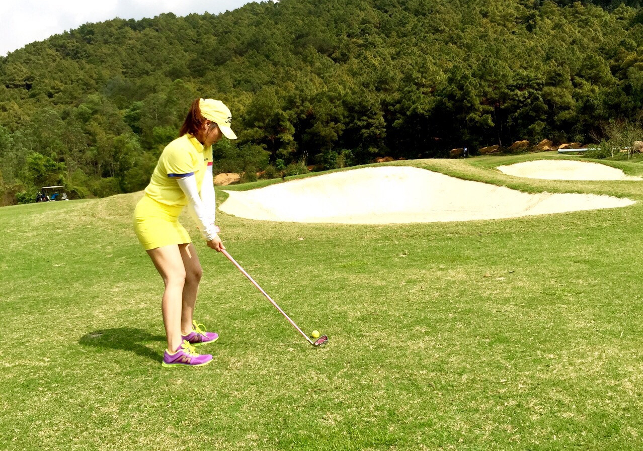 Phụ nữ chơi golf: Phải thật lộng lẫy khi lên sân - Hình 5