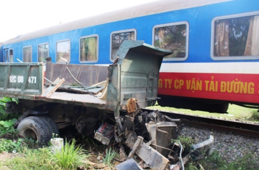 Quảng Nam: Tàu hỏa tông gãy đôi xe tải - Hình 1