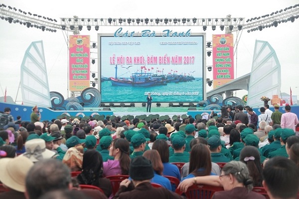 Cát Bà (Hải Phòng): Hơn 1.000 ngư dân tham dự Lễ hội ra khơi bám biển - Hình 1