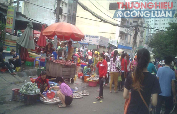 TP. HCM: Nhiều khu chợ tự phát hoạt động nhộn nhịp tại quận Bình Tân - Hình 1