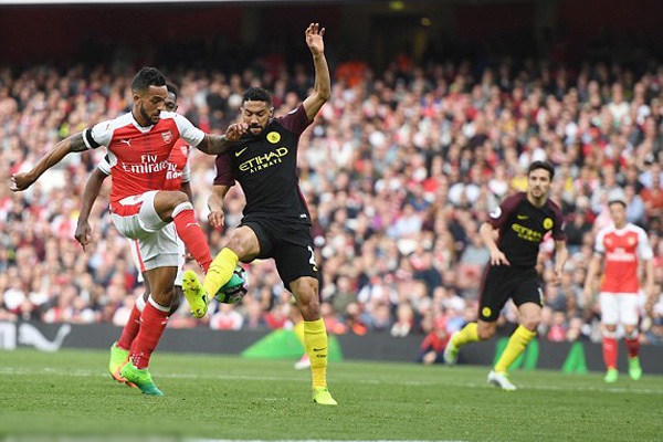 Premier League: Arsenal và Man City cầm chân nhau trong trận cầu kịch tính - Hình 1