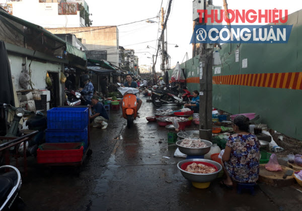 TP. HCM: Chợ tự phát bủa vây khu dân cư - Hình 3