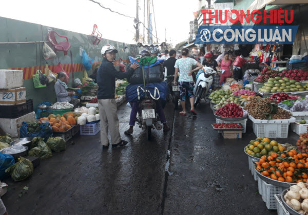 TP. HCM: Chợ tự phát bủa vây khu dân cư - Hình 4