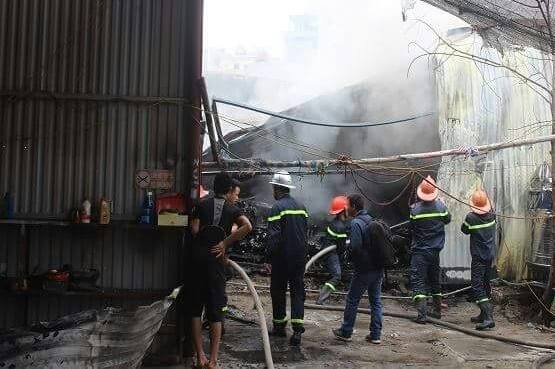 Hà Nội: Gara ô tô cháy lớn tại KĐT Yên Hòa - Hình 1