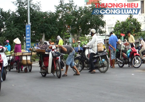 TP. HCM: Chợ tự phát và ATVSTP - Bài 2: Sau phản hồi của phường, chợ vẫn họp