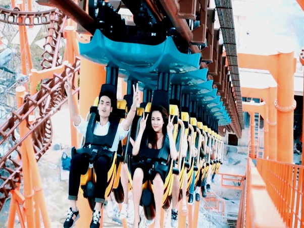 Tàu lượn dạng treo lớn nhất Việt Nam: quá nhanh, quá hấp dẫn!