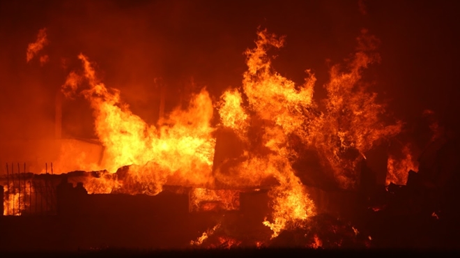 Thanh Hóa: Cháy lớn tại kho hàng công ty thủ công mỹ nghệ thiệt hại hàng tỷ đồng - Hình 1