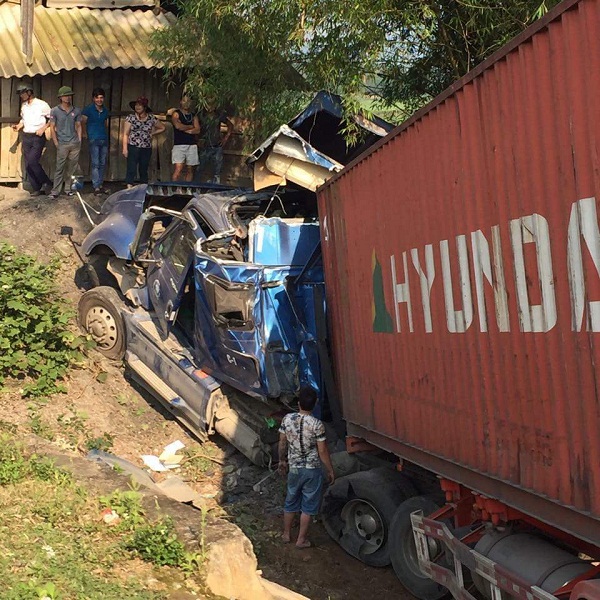 Hà Tĩnh: Xe container nổ lốp lao xuống vực tài xế thoát chết thần kỳ