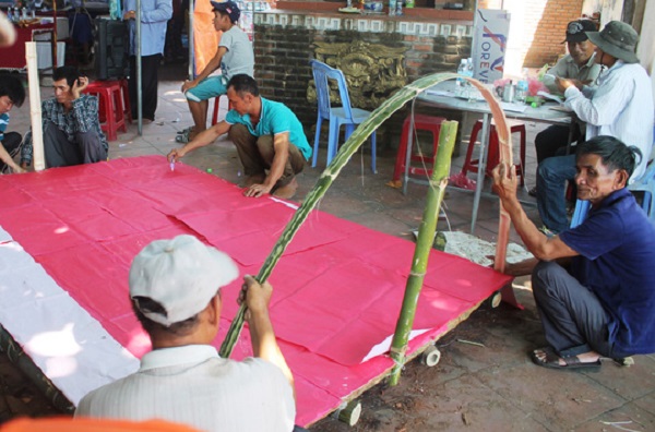 Quảng Ngãi: Ngư dân tổ chức an táng cá nặng 400kg - Hình 1