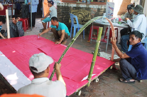 Quảng Ngãi: Ngư dân tổ chức an táng cá nặng 400kg