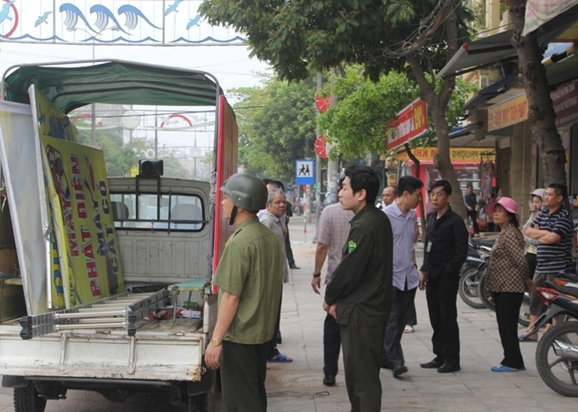 TP. Thanh Hóa: Ra quân xử lý nghiêm vi phạm lấn chiếm vỉa hè - Hình 1