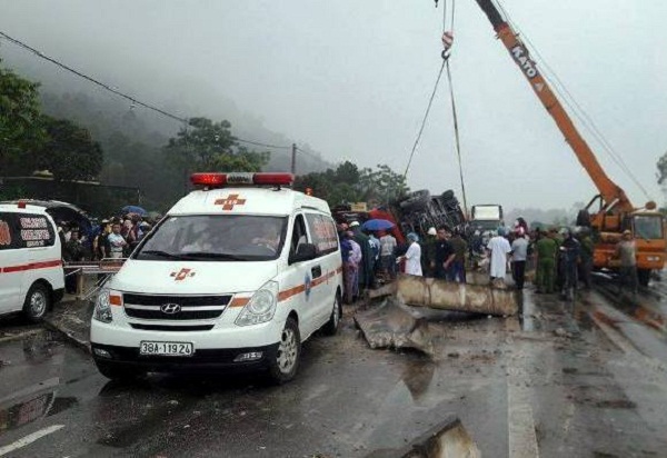 Hà Tĩnh: Khởi tố tài xế xe khách lật, 2 người chết, nhiều người bị thương - Hình 1