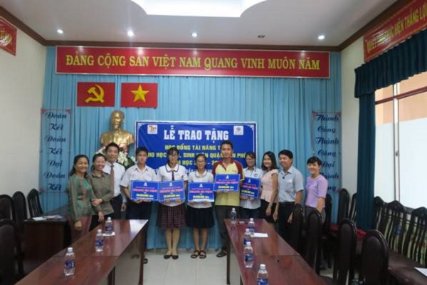 HSSV nghèo Q. Tân Phú (TP. HCM): Nhận 5 suất học bổng của TĐ Berjaya và Berjaya Gia Thịnh - Hình 1