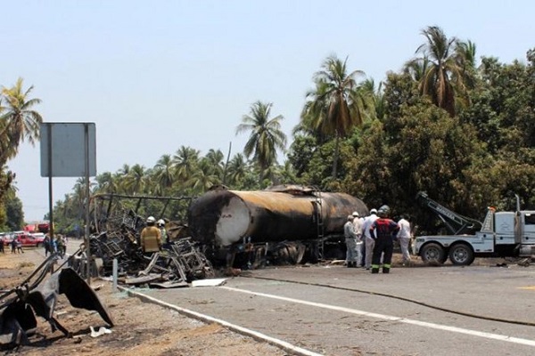 Ít nhất 29 người thiệt mạng sau vụ tai nạn giữa xe bồn và xe du lịch tại Mexico - Hình 1