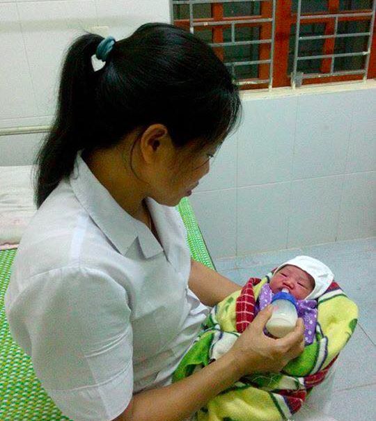 Bé gái bị bỏ rơi ven đường