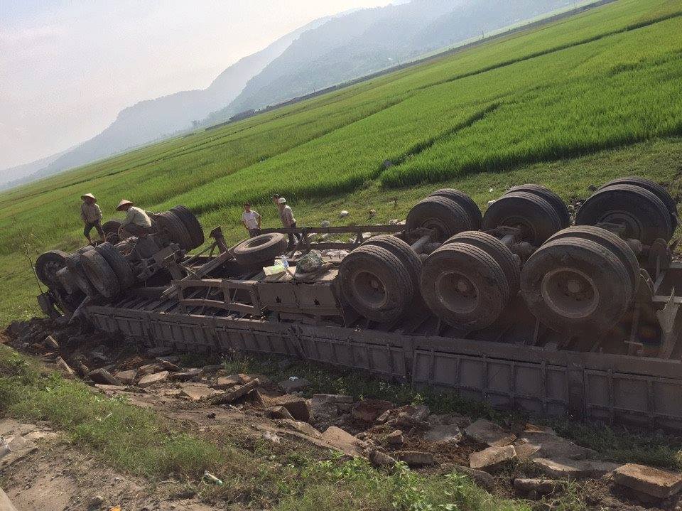 Hà Tĩnh: Xe container đâm đổ hàng rào taluy lật ngửa giữa ruộng