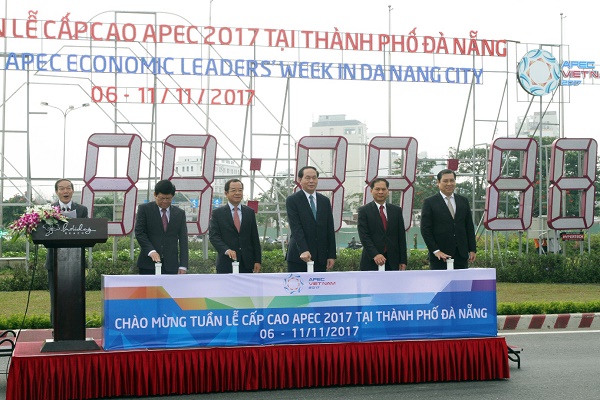 Chủ tịch nước bấm nút đồng hồ chào mừng APEC 2017 - Hình 1