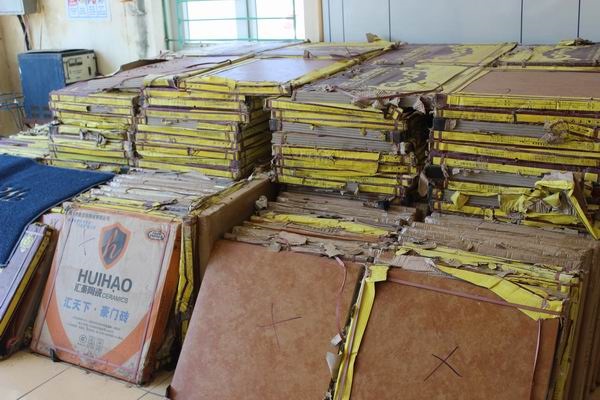Quảng Ninh: Bắt giữ 270 thùng gạch men Trung Quốc nhập lậu - Hình 1