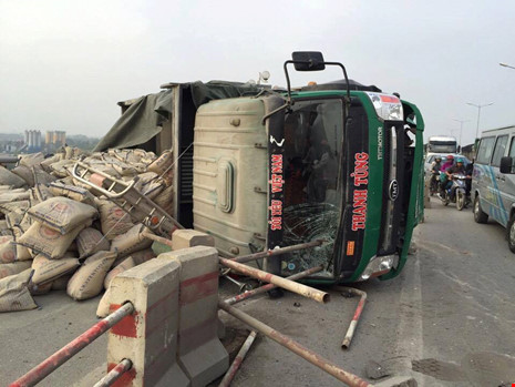 Xe tải lật giữa cầu, giao thông ùn tắc nghiêm trọng - Hình 1