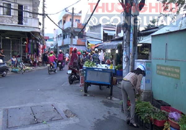 Chợ tự phát và ATVSTP (TP. HCM) – Bài 6: Chợ tự phát từ hẻm nhỏ... đến cổng KCN