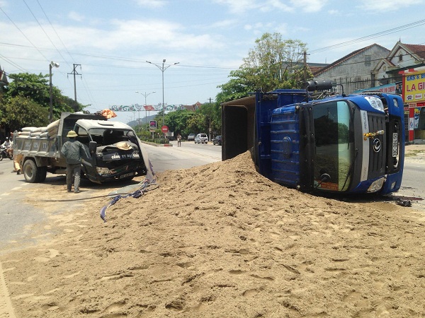 Hà Tĩnh: Xe tải va vào nhau, tài xế may mắn thoát chết