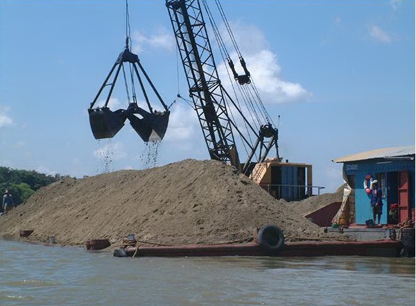 Quảng Ninh: Bắt giữ 6 tàu khai thác cát quy mô lớn - Hình 1