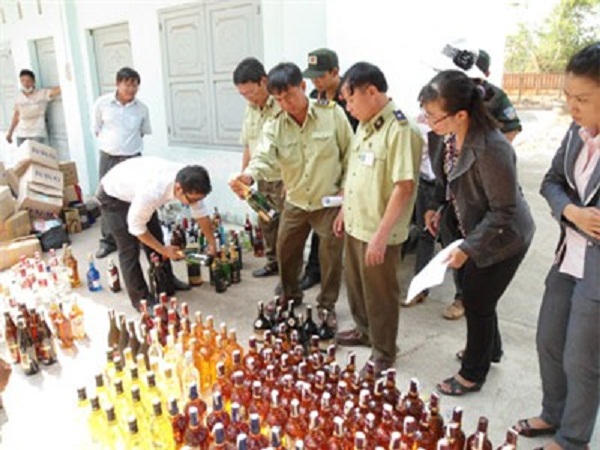 Bình Dương: Phát hiện 1.000 chai rượu nhập khẩu không có giấy tờ hợp lệ - Hình 1