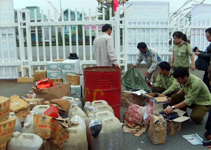 Hưng Yên: Hơn 6.000 lít rượu không đảm bảo chất lượng bị tiêu hủy