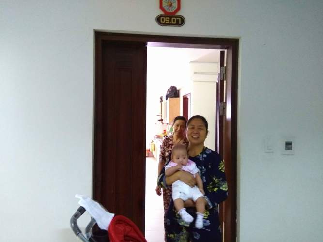 Nghi vấn bé gái bị bỏ lại tại chung cư Thái Hà - Hình 1