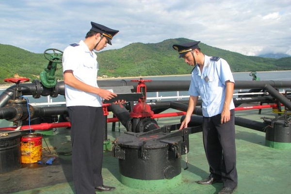 Cảnh sát biển: Bắt giữ 4 tàu dầu - Hình 1