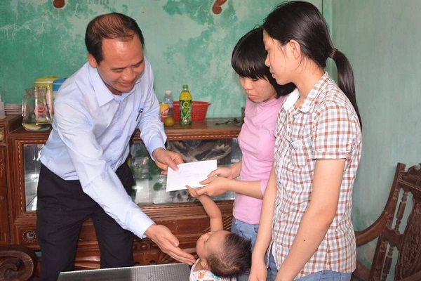 Thủ tướng Nguyễn Xuân Phúc: Đảm bảo tương lai bền vững cho 3 chị em hiến tạng mẹ