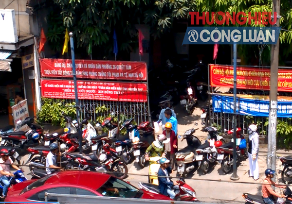 TP. HCM: UBND phường chiếm dụng vỉa hè làm chỗ để xe?