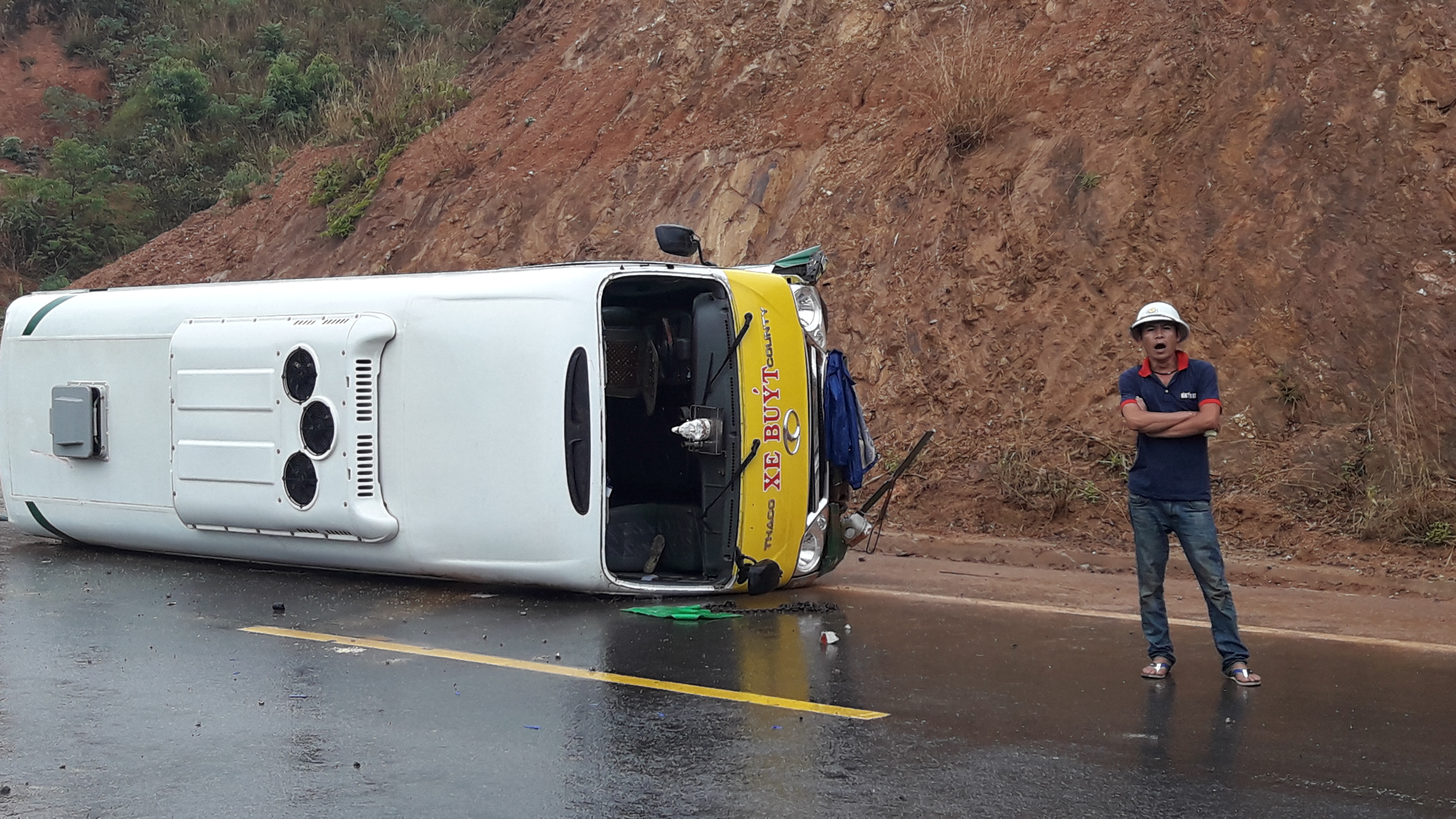 Kon Tum: Tai nạn xe buýt, 6 người thương vong - Hình 1