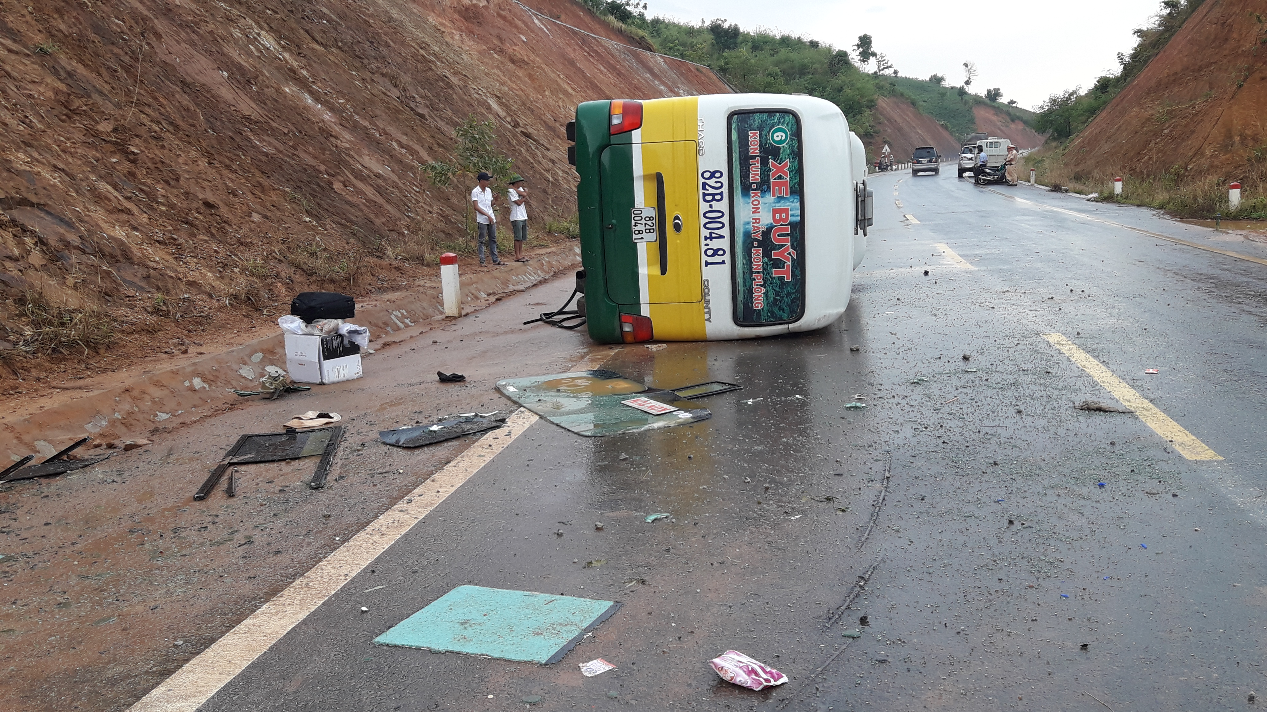 Kon Tum: Tai nạn xe buýt, 6 người thương vong