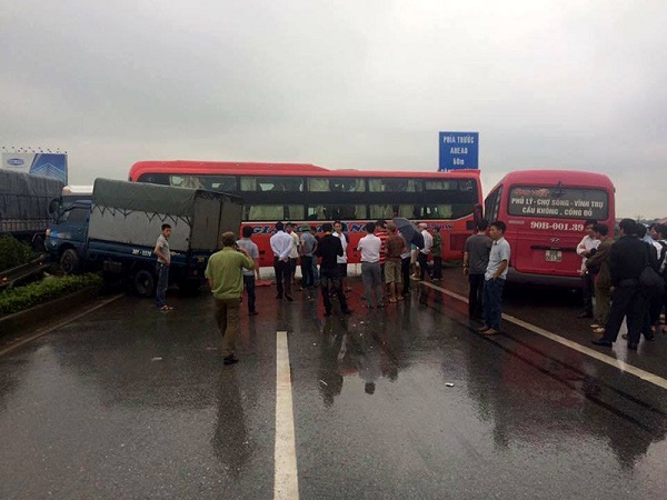 3 ô tô đâm liên hoàn, cao tốc Pháp Vân – Cầu Giẽ ùn tắc kéo dài