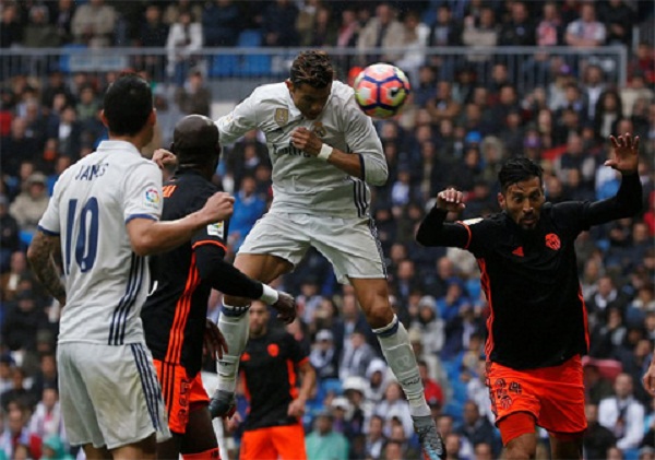La Liga: Ronaldo đá hỏng penalty, Real thắng nhọc Valencia - Hình 1