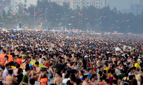 Nhiều điểm du lịch ngập trong “biển người” ngày 30/4