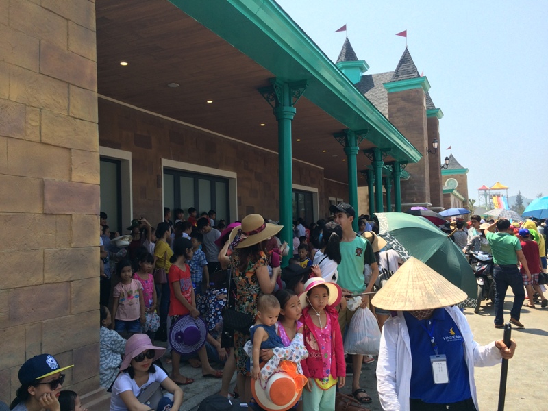 Các bãi biển Hà Tĩnh đông kín người trong dịp nghỉ lễ